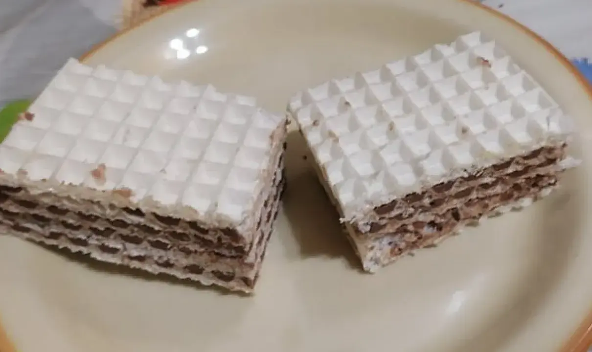 Dwa kwadratowe wafle z kremem czekoladowym, przypominające smakiem wafle z mlekiem w proszku. Idealne na deser.