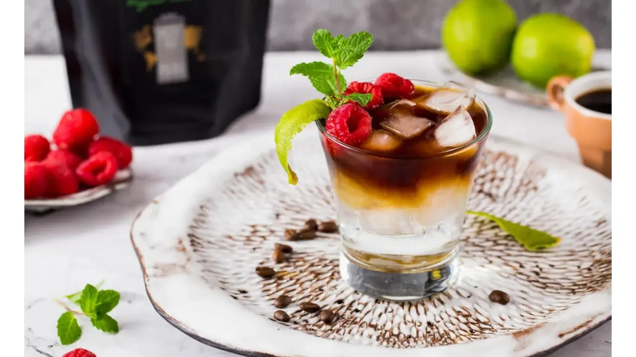Orzeźwiający tonic espresso z malinami i miętą. Idealny przepis na lato!