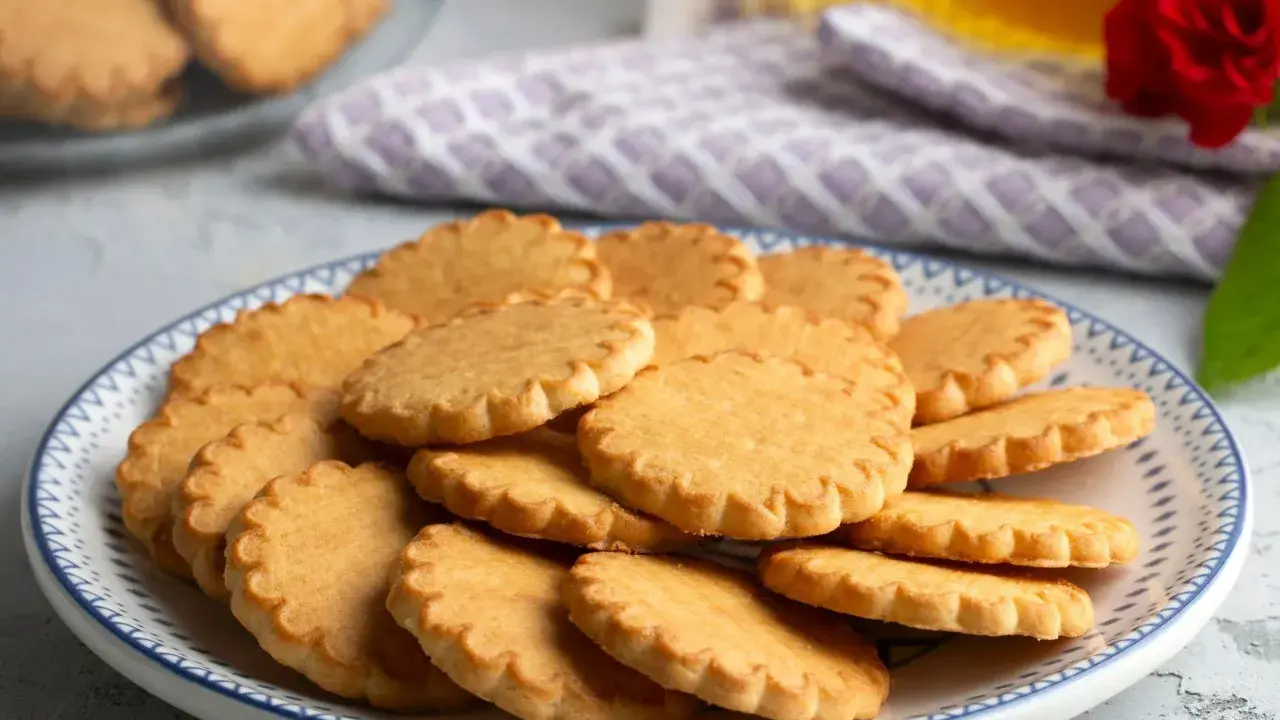 Stos ciasteczek na talerzu, idealnych do kawy. Ten prosty przepis na ciastka sprawi, że każdy je pokocha.