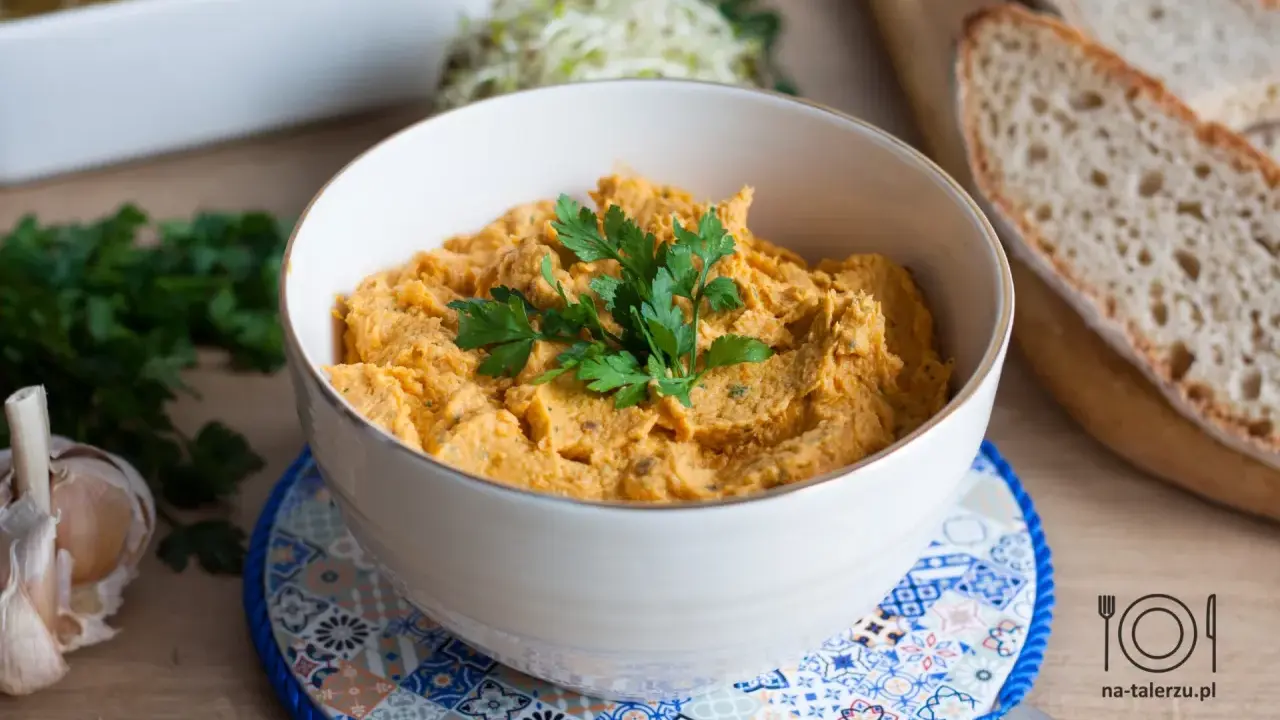 Pyszna, domowa pasta z kurczaka z natką pietruszki, czosnkiem i chrupiącym pieczywem. Idealna na kanapki.
