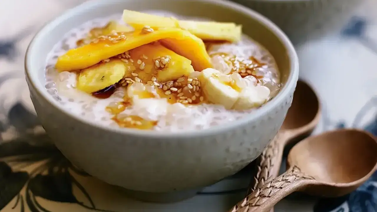 Pyszny deser z tapioki z bananem i mango, posypany sezamem. Idealny na letnie popołudnie.