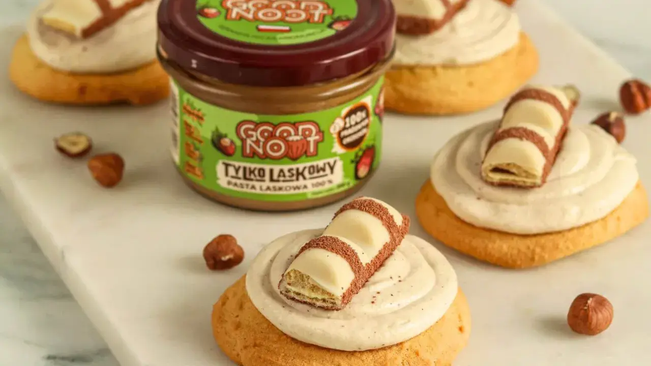 Pyszne ciasteczka inspirowane przepisem na crumbl cookies, z kremem orzechowym i kawałkami Kinder Bueno.
