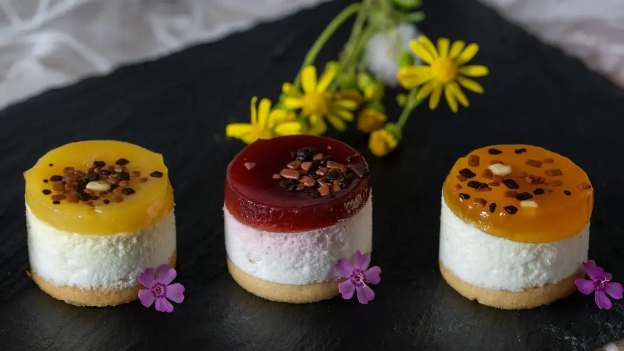 Trzy mini deserki, idealne ciasto bez pieczenia, z owocową galaretką i dekoracjami.