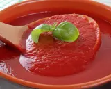 Gęsty, domowy ketchup z pomidorów, z listkiem bazylii na drewnianej łyżce. Idealny przepis na lato!