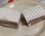 Dwa kwadratowe wafle z kremem czekoladowym, przypominające smakiem wafle z mlekiem w proszku. Idealne na deser.