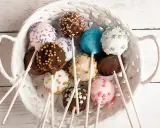 Kolorowe cake pops w koszyku, idealne na przyjęcie. Prosty cake pops przepis, by je zrobić samemu!