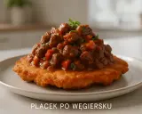 Gęsty gulasz z kawałkami mięsa i papryki, podany na chrupiącym placku po węgiersku.