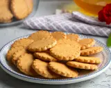 Stos ciasteczek na talerzu, idealnych do kawy. Ten prosty przepis na ciastka sprawi, że każdy je pokocha.