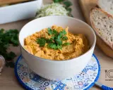Pyszna, domowa pasta z kurczaka z natką pietruszki, czosnkiem i chrupiącym pieczywem. Idealna na kanapki.