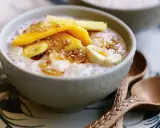 Pyszny deser z tapioki z bananem i mango, posypany sezamem. Idealny na letnie popołudnie.