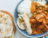 Pyszny butter chicken przepis: kremowy kurczak w sosie pomidorowym z ryżem, jogurtem i chlebkami naan.