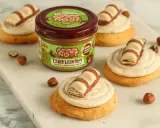 Pyszne ciasteczka inspirowane przepisem na crumbl cookies, z kremem orzechowym i kawałkami Kinder Bueno.