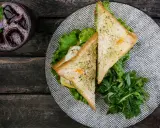 Pyszny przepis na tosty z jajkiem i sałatką. Idealne na śniadanie lub lekki lunch.