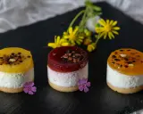 Trzy mini deserki, idealne ciasto bez pieczenia, z owocową galaretką i dekoracjami.