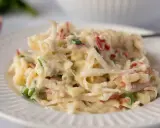 Pyszna surówka z selera z jabłkiem i majonezem, podana na białym talerzu.