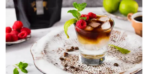 Orzeźwiający tonic espresso z malinami i miętą. Idealny przepis na lato!