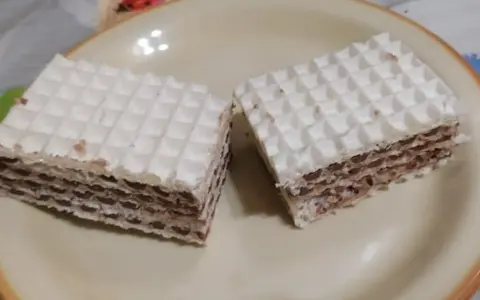 Dwa kwadratowe wafle z kremem czekoladowym, przypominające smakiem wafle z mlekiem w proszku. Idealne na deser.