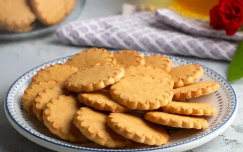 Stos ciasteczek na talerzu, idealnych do kawy. Ten prosty przepis na ciastka sprawi, że każdy je pokocha.