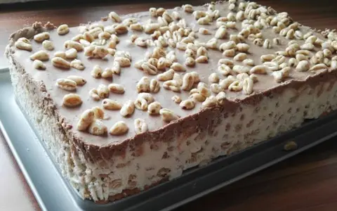 Pyszne ciasto Kinder Country z kremem i chrupkami, oblane czekoladą. Idealne na deser!