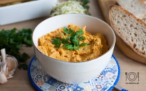 Pyszna, domowa pasta z kurczaka z natką pietruszki, czosnkiem i chrupiącym pieczywem. Idealna na kanapki.