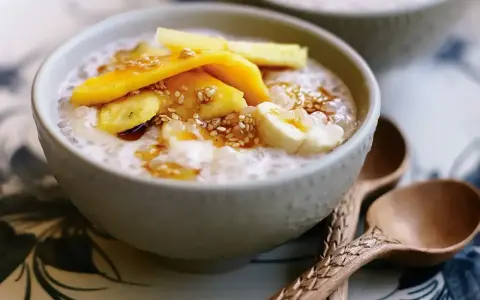 Pyszny deser z tapioki z bananem i mango, posypany sezamem. Idealny na letnie popołudnie.