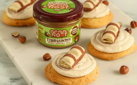 Pyszne ciasteczka inspirowane przepisem na crumbl cookies, z kremem orzechowym i kawałkami Kinder Bueno.