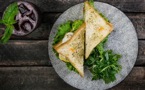 Pyszny przepis na tosty z jajkiem i sałatką. Idealne na śniadanie lub lekki lunch.