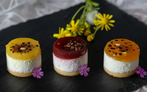 Trzy mini deserki, idealne ciasto bez pieczenia, z owocową galaretką i dekoracjami.