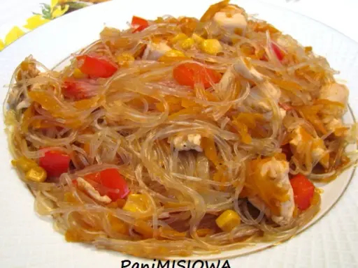 Pyszny makaron sojowy z kurczakiem, papryką i kukurydzą, danie pełne smaku i kolorów.