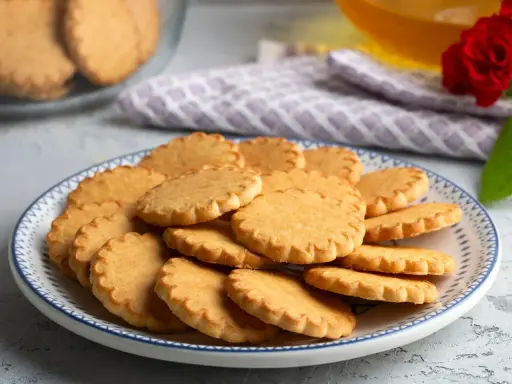 Stos ciasteczek na talerzu, idealnych do kawy. Ten prosty przepis na ciastka sprawi, że każdy je pokocha.