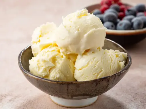 Pyszne, kremowe lody waniliowe w miseczce, idealne na lato. Ten przepis na lody jest prosty i szybki.