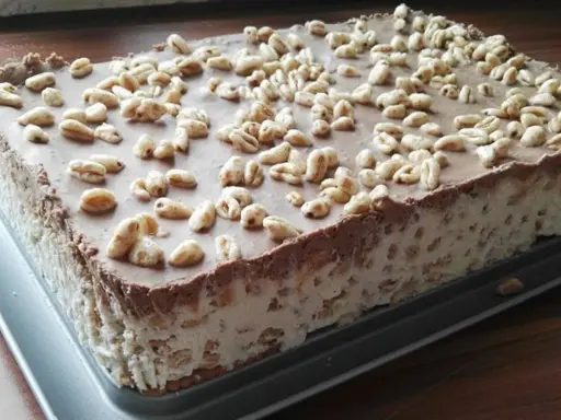 Pyszne ciasto Kinder Country z kremem i chrupkami, oblane czekoladą. Idealne na deser!