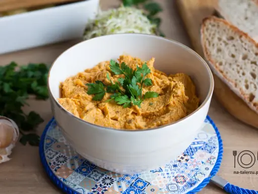 Pyszna, domowa pasta z kurczaka z natką pietruszki, czosnkiem i chrupiącym pieczywem. Idealna na kanapki.