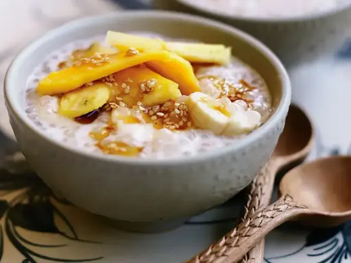 Pyszny deser z tapioki z bananem i mango, posypany sezamem. Idealny na letnie popołudnie.