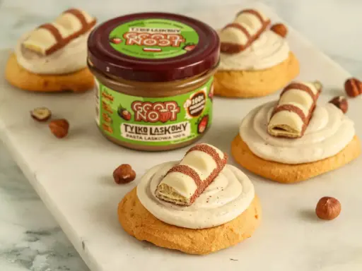 Pyszne ciasteczka inspirowane przepisem na crumbl cookies, z kremem orzechowym i kawałkami Kinder Bueno.