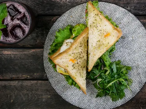 Pyszny przepis na tosty z jajkiem i sałatką. Idealne na śniadanie lub lekki lunch.