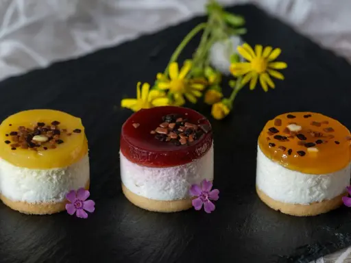 Trzy mini deserki, idealne ciasto bez pieczenia, z owocową galaretką i dekoracjami.
