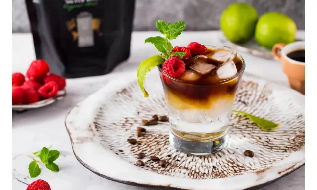 Orzeźwiający tonic espresso z malinami i miętą. Idealny przepis na lato!