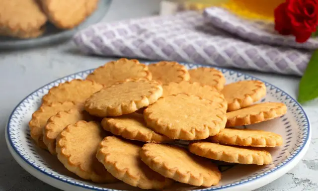 Stos ciasteczek na talerzu, idealnych do kawy. Ten prosty przepis na ciastka sprawi, że każdy je pokocha.