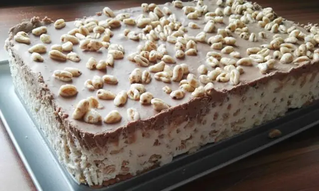 Pyszne ciasto Kinder Country z kremem i chrupkami, oblane czekoladą. Idealne na deser!