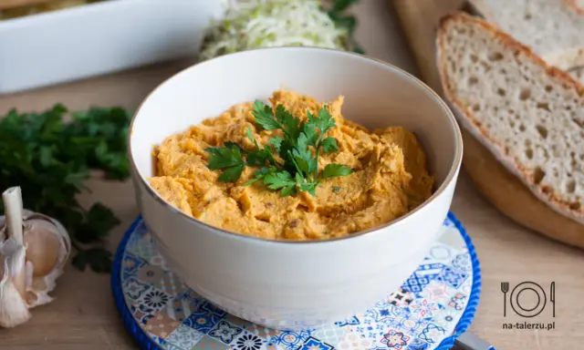 Pyszna, domowa pasta z kurczaka z natką pietruszki, czosnkiem i chrupiącym pieczywem. Idealna na kanapki.