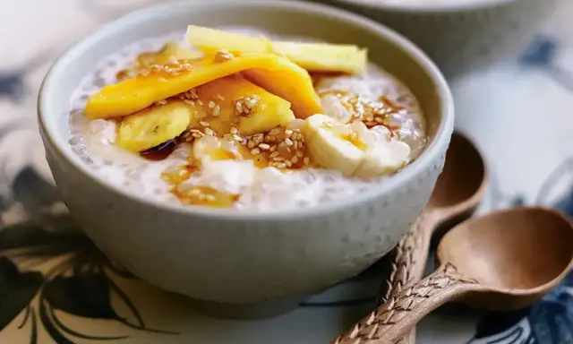 Pyszny deser z tapioki z bananem i mango, posypany sezamem. Idealny na letnie popołudnie.