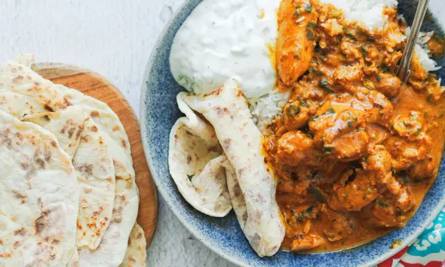 Pyszny butter chicken przepis: kremowy kurczak w sosie pomidorowym z ryżem, jogurtem i chlebkami naan.