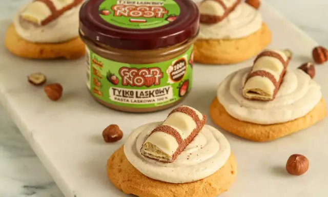Pyszne ciasteczka inspirowane przepisem na crumbl cookies, z kremem orzechowym i kawałkami Kinder Bueno.