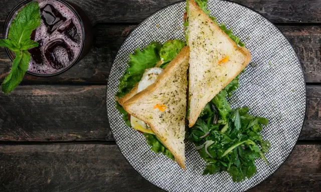 Pyszny przepis na tosty z jajkiem i sałatką. Idealne na śniadanie lub lekki lunch.