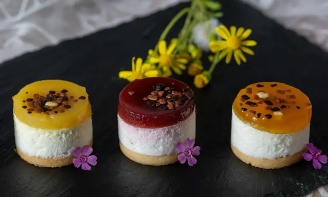 Trzy mini deserki, idealne ciasto bez pieczenia, z owocową galaretką i dekoracjami.