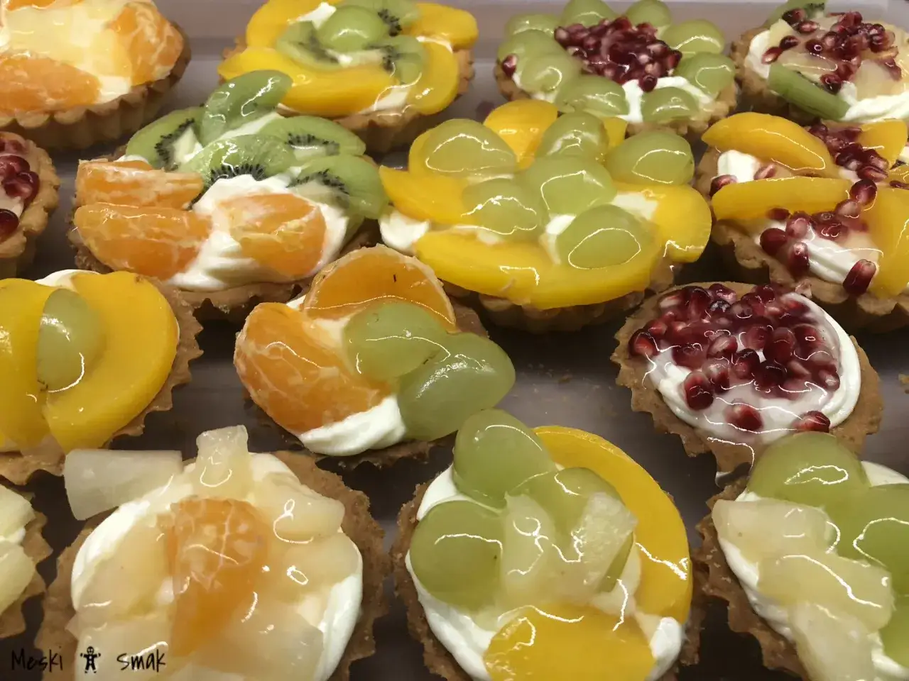 Kolorowe tartaletki z owocami: kiwi, brzoskwinie, winogrona, mandarynki i granat. Pyszna przekąska na każdą okazję.