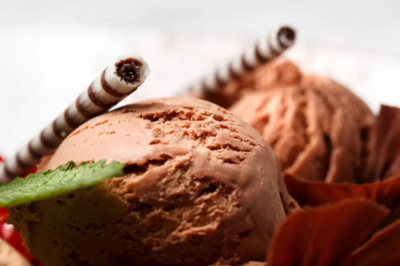Pyszne lody czekoladowe, idealne na lato. Ten przepis na lody jest prosty i szybki.