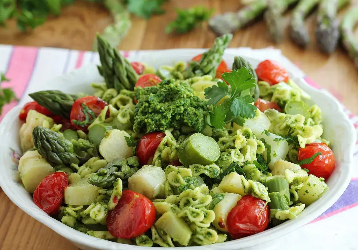 Makaron z zielonymi szparagami, pomidorkami koktajlowymi i aromatycznym pesto z pietruszki.