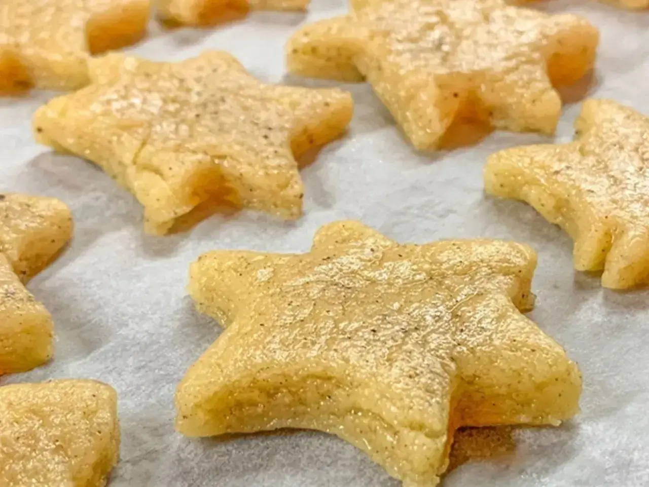 Gwiazdki z ciasta, gotowe do pieczenia. Idealny przepis na ciastka dla każdego.
